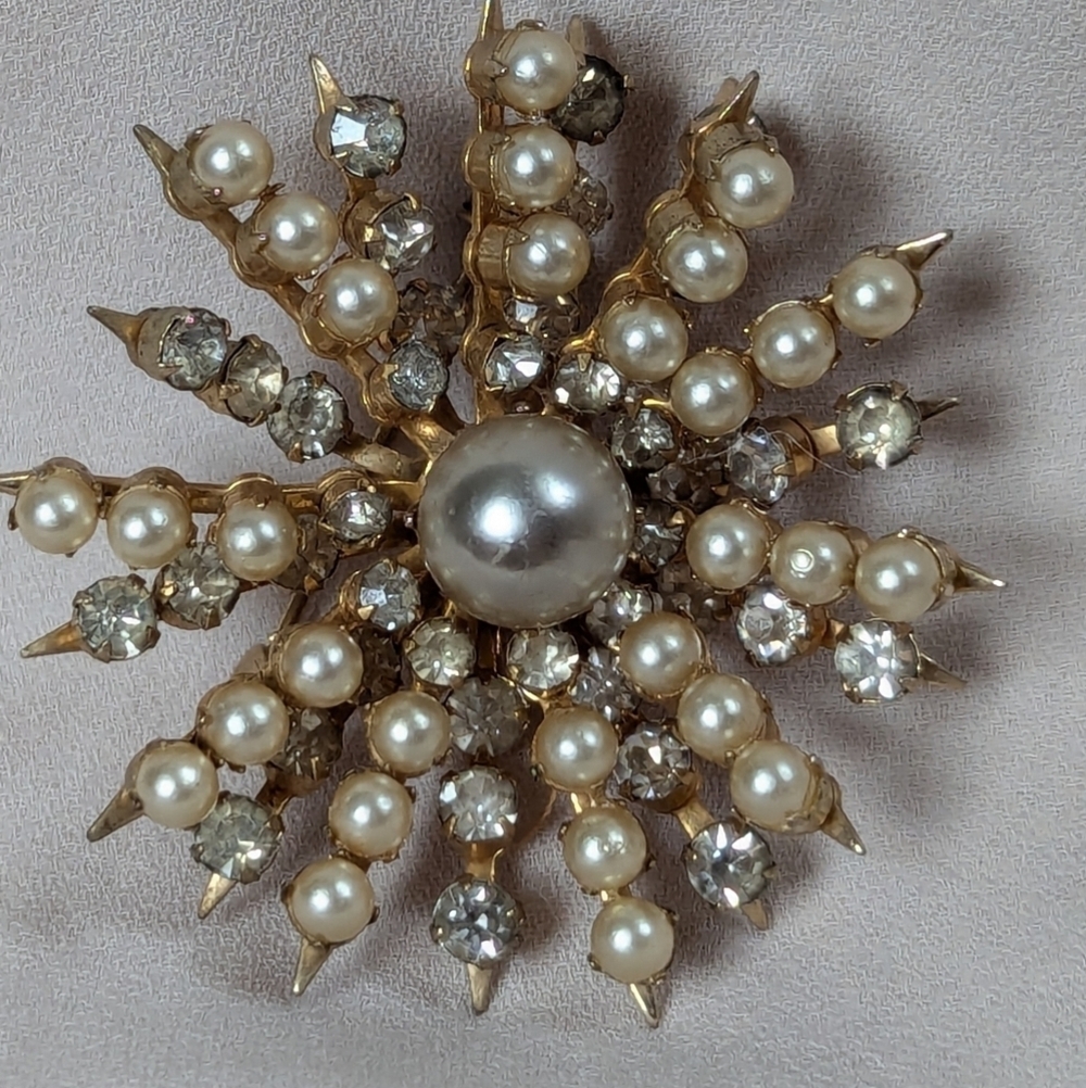 Coro Vintage Signed Brooch Faux Pearls rhinestone diamonds, atomic, sun …
